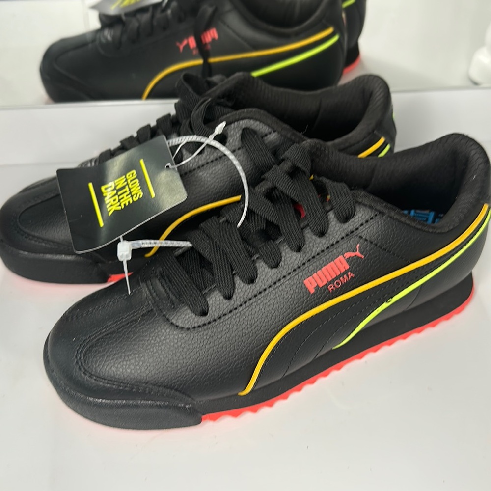Puma Roma glow in the dark size 5 in boys